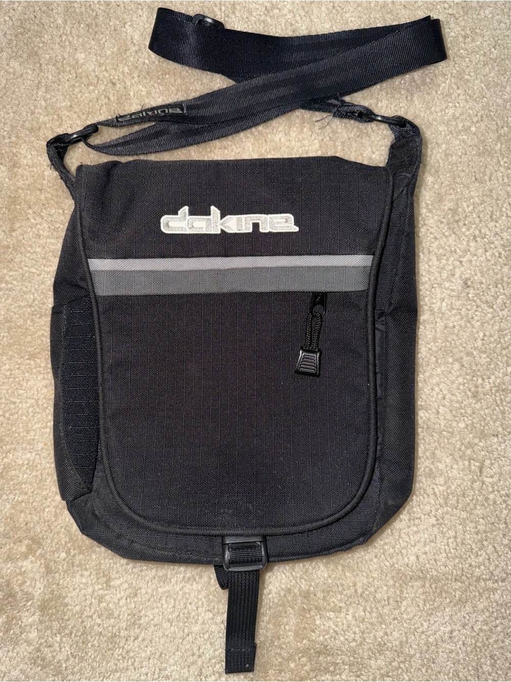 Dakine Black Gray Adjustable Crossbody Shoulder Messenger Bag Pockets Buckle